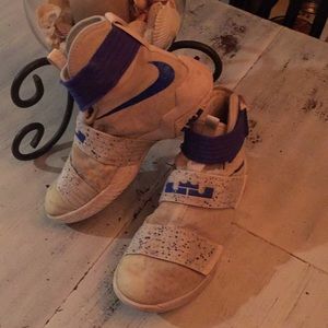 Lebron soldiers men’s 9 Nike basketball shoes